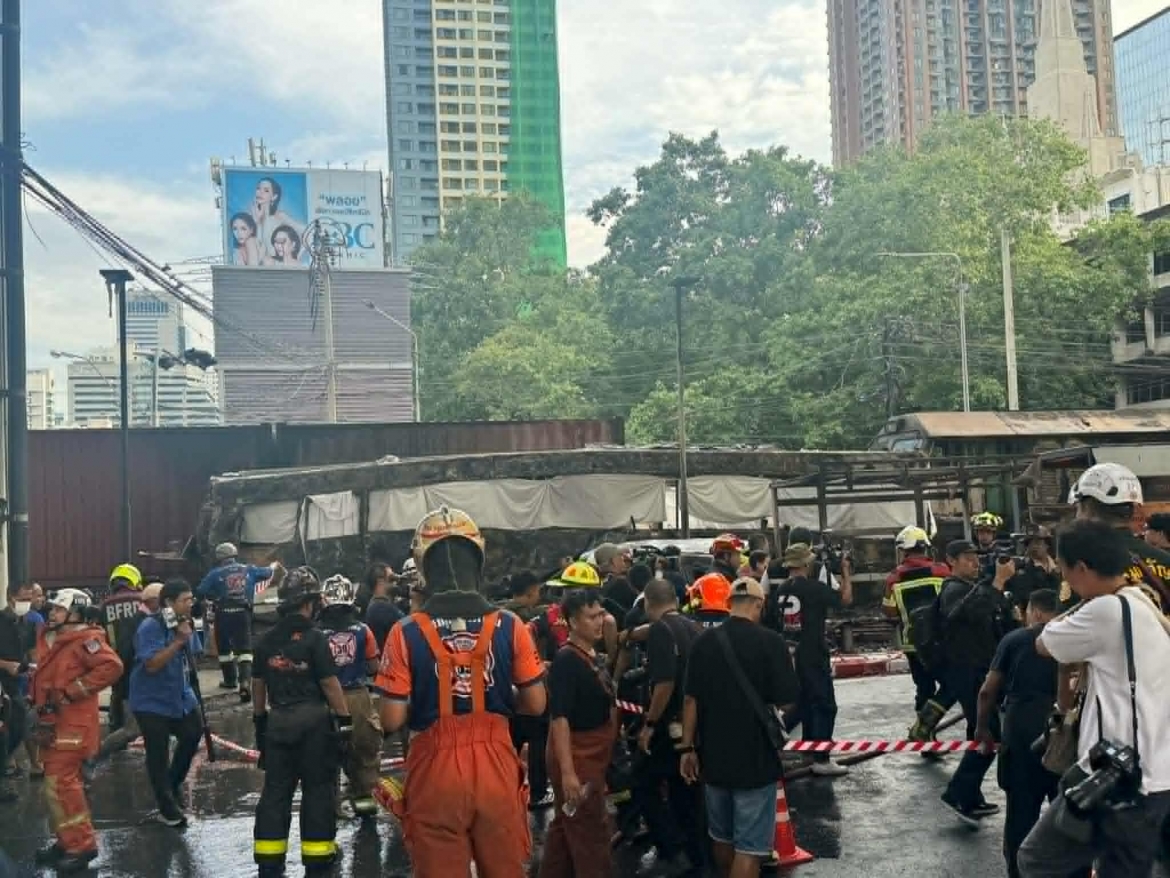 Va chạm giữa tàu chở hàng và xe buýt tại Bangkok, ghi nhận nhiều thương vong